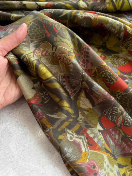 Роскошные стилизованные бабочки VALENTINO
